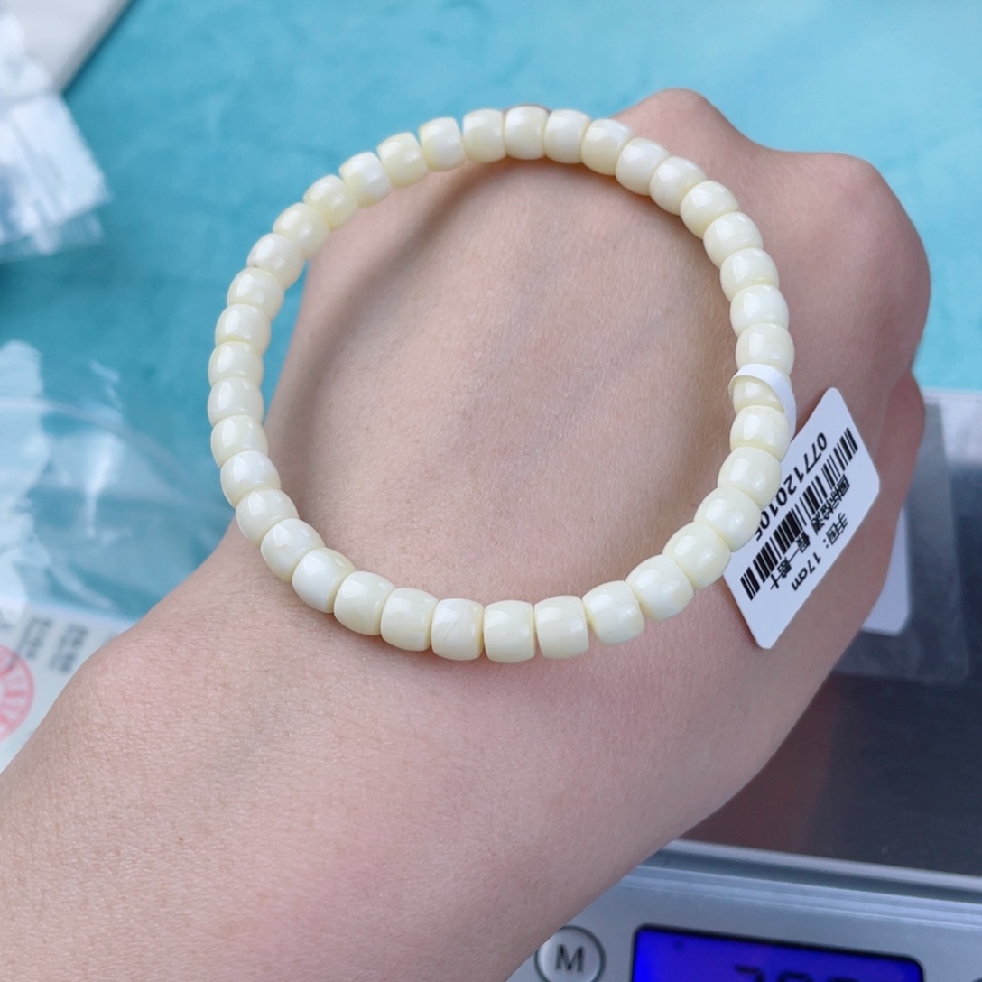 蜜蜡裸石未镶嵌蜜蜡92