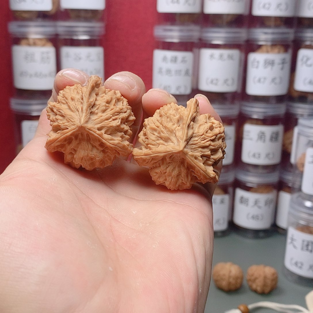 核桃把件向**炮文玩核桃40盘山三棱。。