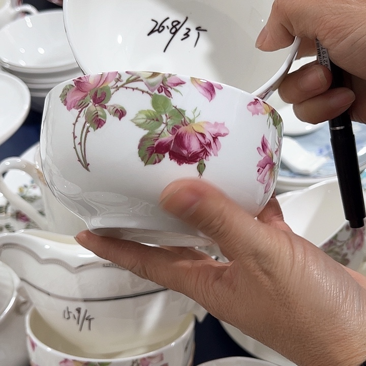 碗微瑕骨瓷碗三只装玫瑰