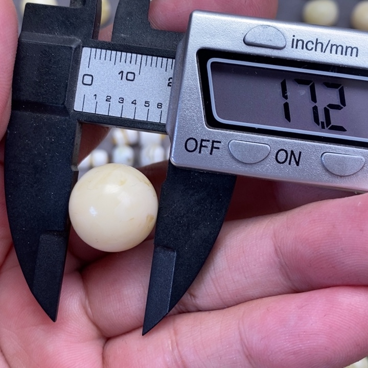 蜜蜡裸石未镶嵌圆珠