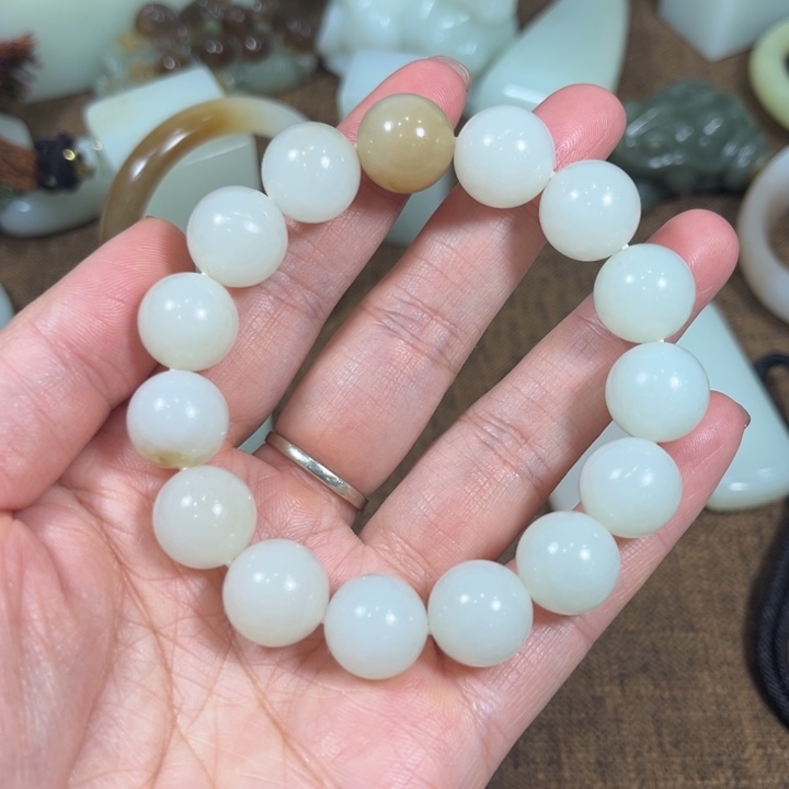 淮***北和田玉未镶嵌颈饰