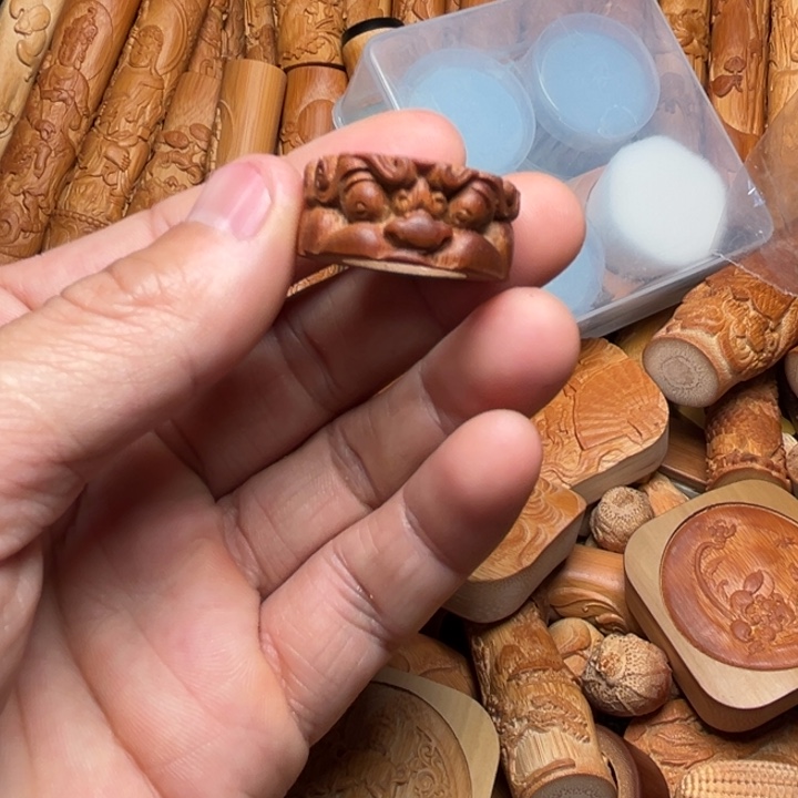 奔***猴实心竹雕刻手把件