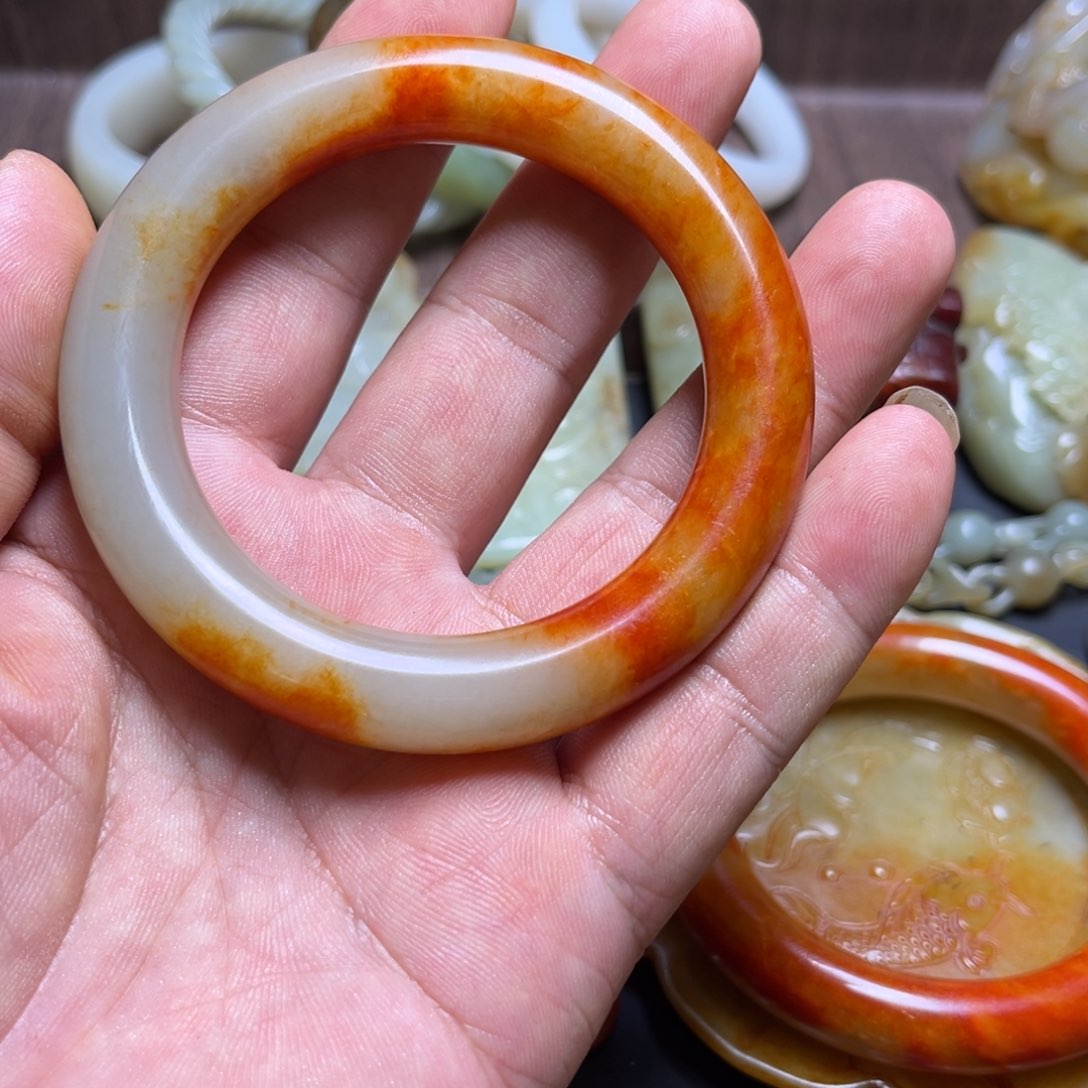 侠***姐和田玉未镶嵌颈饰