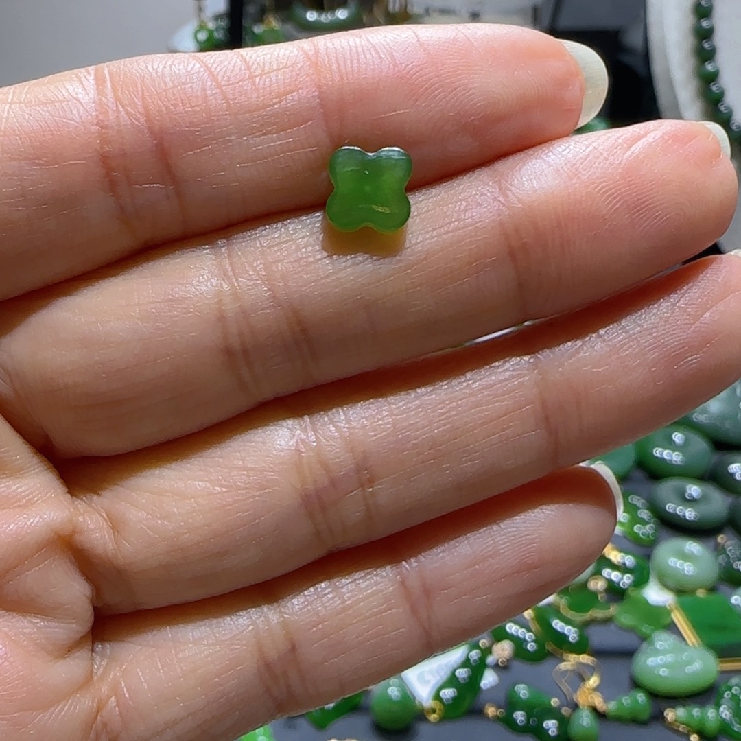 月***儿和田玉（碧玉）18K金镶嵌耳饰