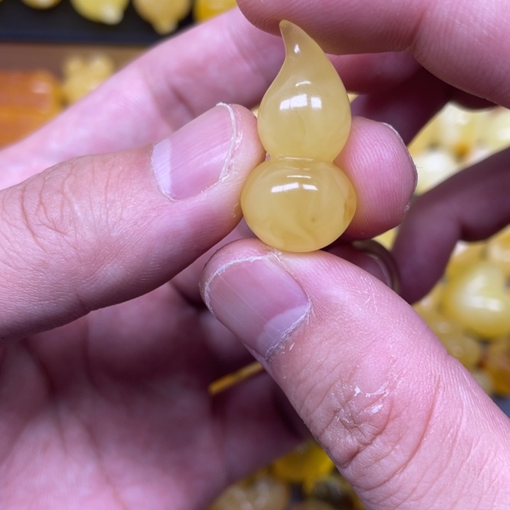 蜜蜡未镶嵌珠宝奇石