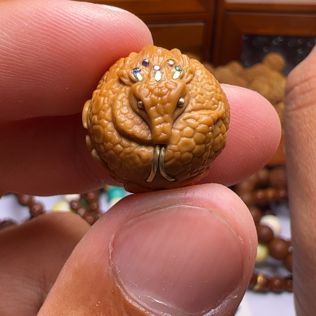 猴头核桃吊坠精工灵蛇镶嵌