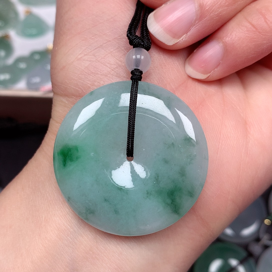 翡翠颈饰未镶嵌平安扣