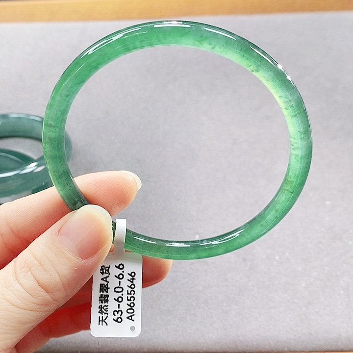 翡翠未镶嵌手镯（圆镯）