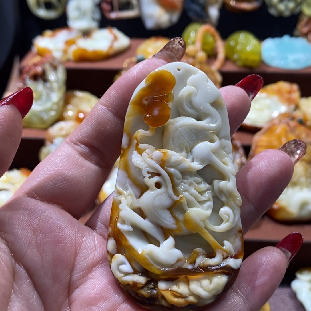 蛇纹石玉颈饰未镶嵌