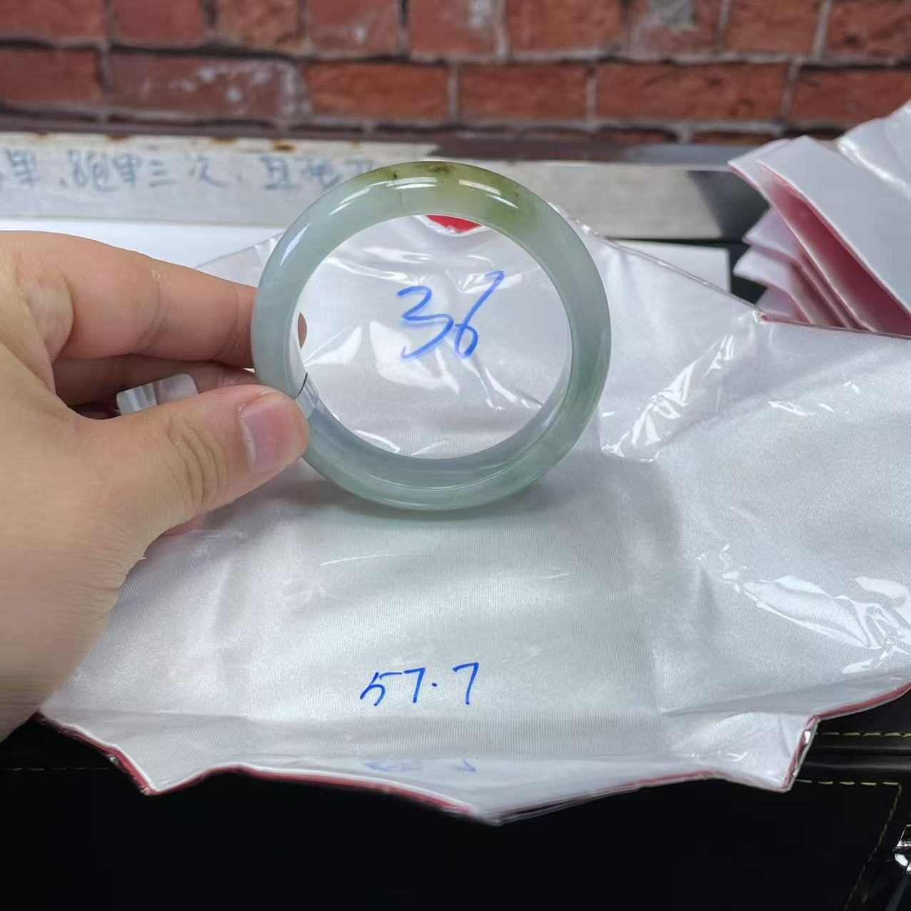 毛货手镯需精细抛光/36