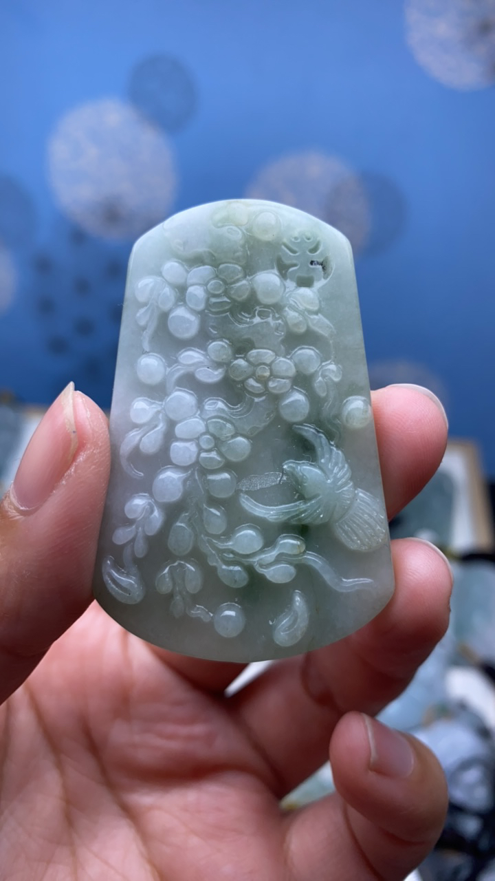 天然翡翠花鸟吊坠