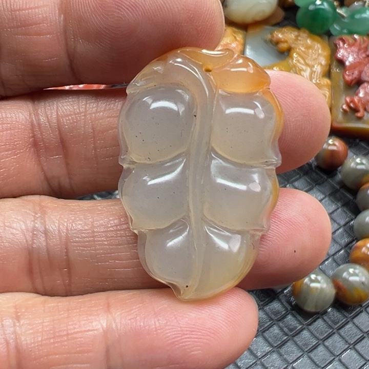 石英质玉（黄龙玉）颈饰未镶嵌