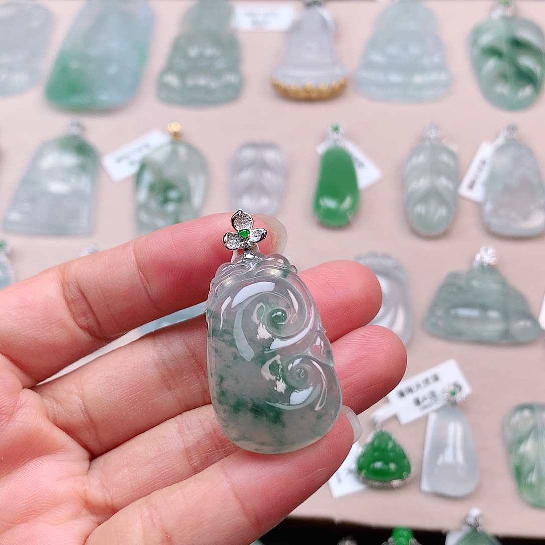 翡翠颈饰18K金镶嵌如意