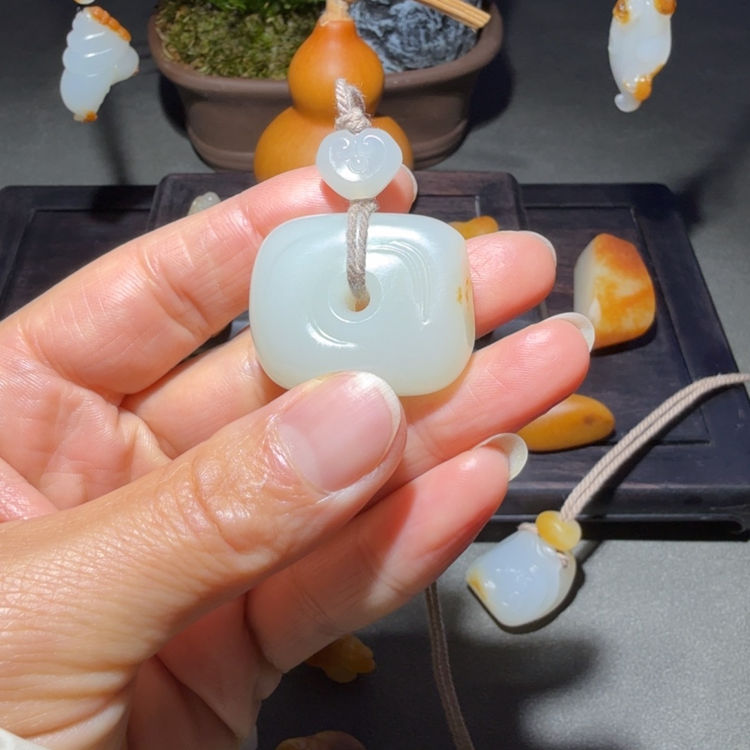 一***）和田玉未镶嵌颈饰