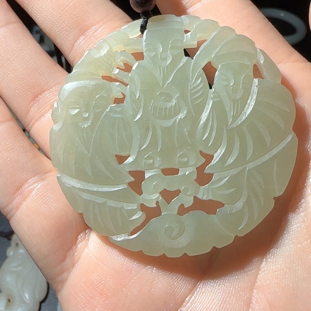 吉***照和田玉未镶嵌颈饰