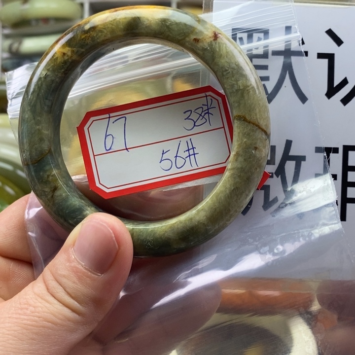 蛇纹石玉颈饰未镶嵌