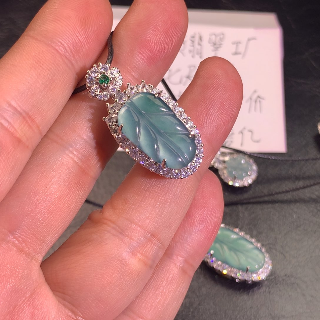 翡翠颈饰未镶嵌叶子