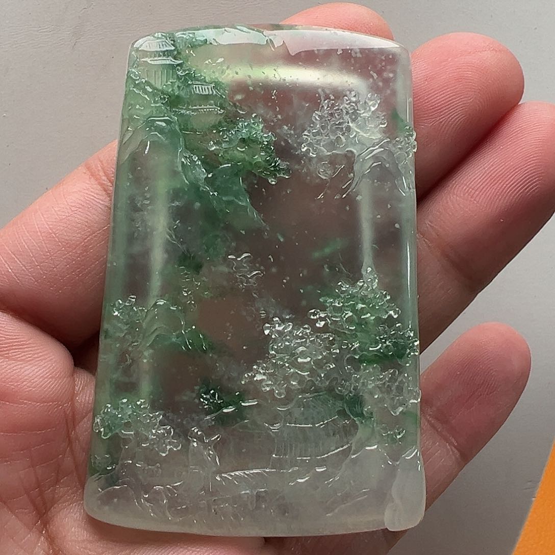 翡翠颈饰未镶嵌高冰飘绿山水牌