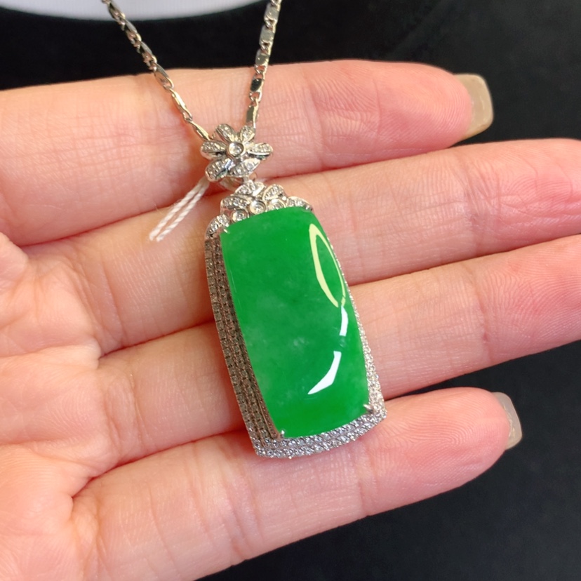 【闪购商品】翡翠18K金镶嵌颈饰马鞍