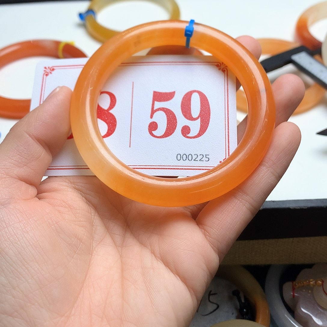 未镶嵌石英质玉（黄龙玉）手镯远***山