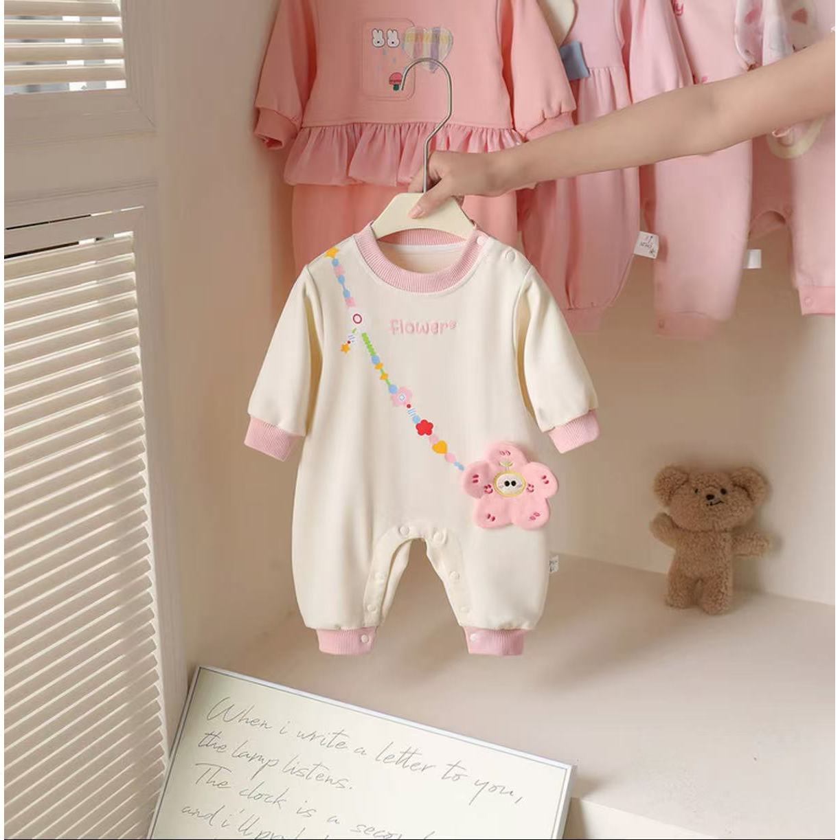 春秋新款婴儿连体衣可爱花朵设计女宝外出服
