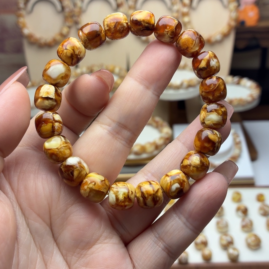 10mm沁色精工老型手串一条带矿点