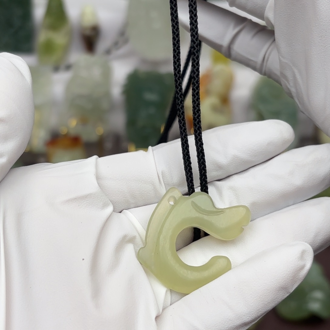 蛇纹石玉颈饰未镶嵌