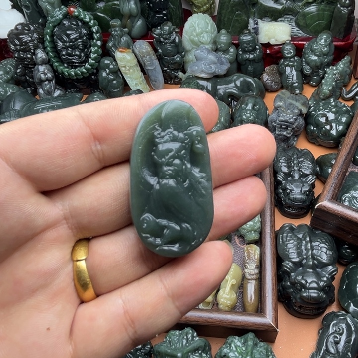 和田玉未镶嵌把件