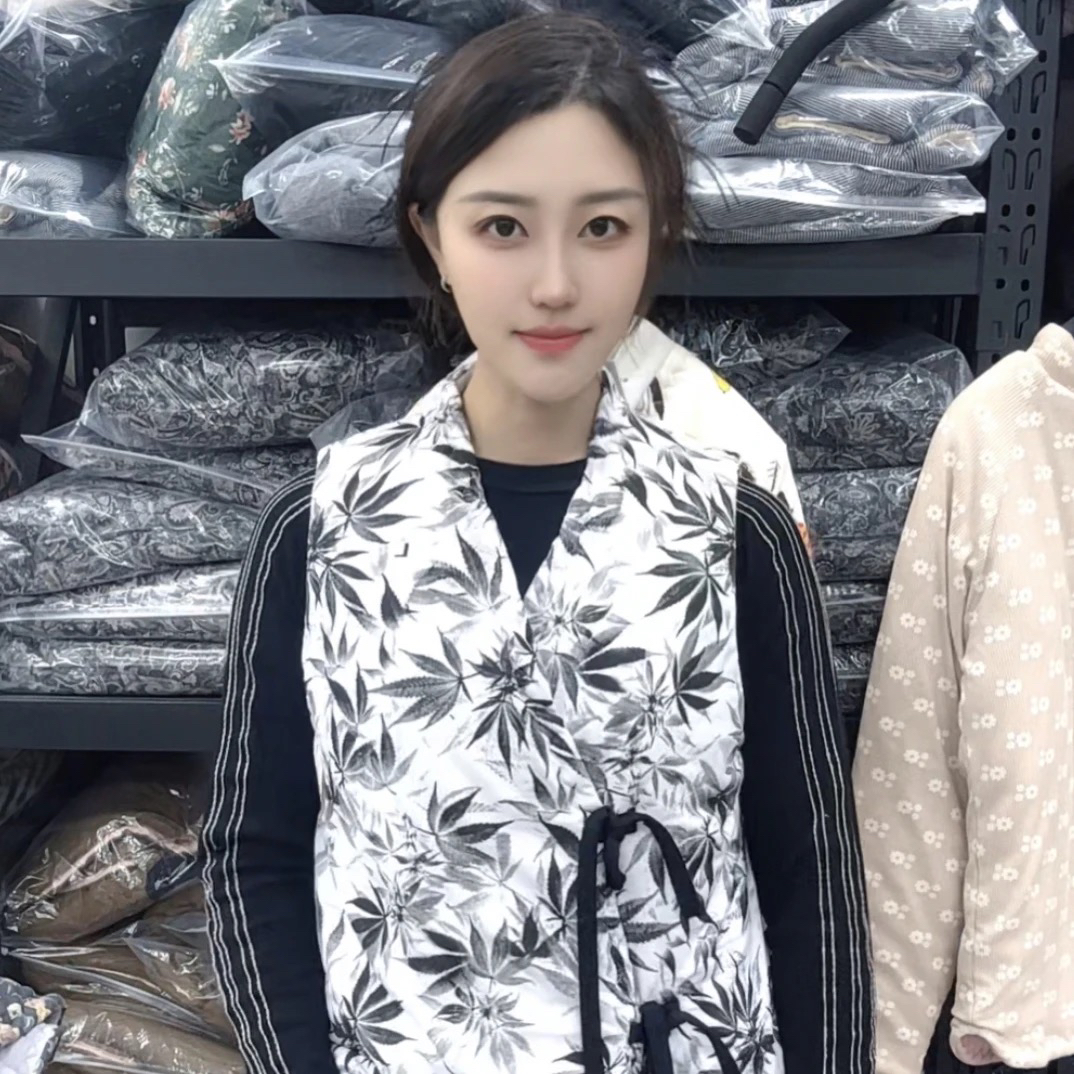 系绳款白色枫叶马甲 新疆棉花 高领马甲