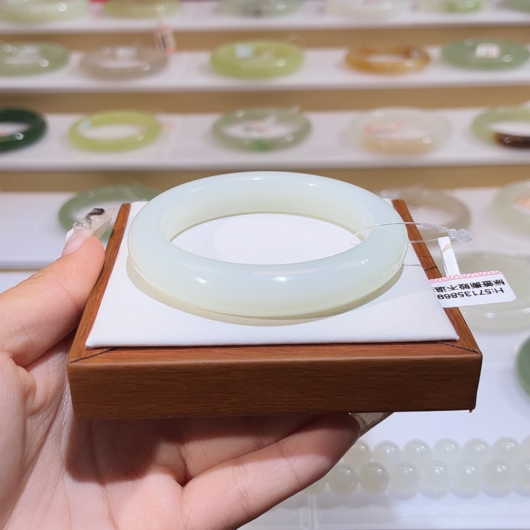 和田玉未镶嵌手镯白玉