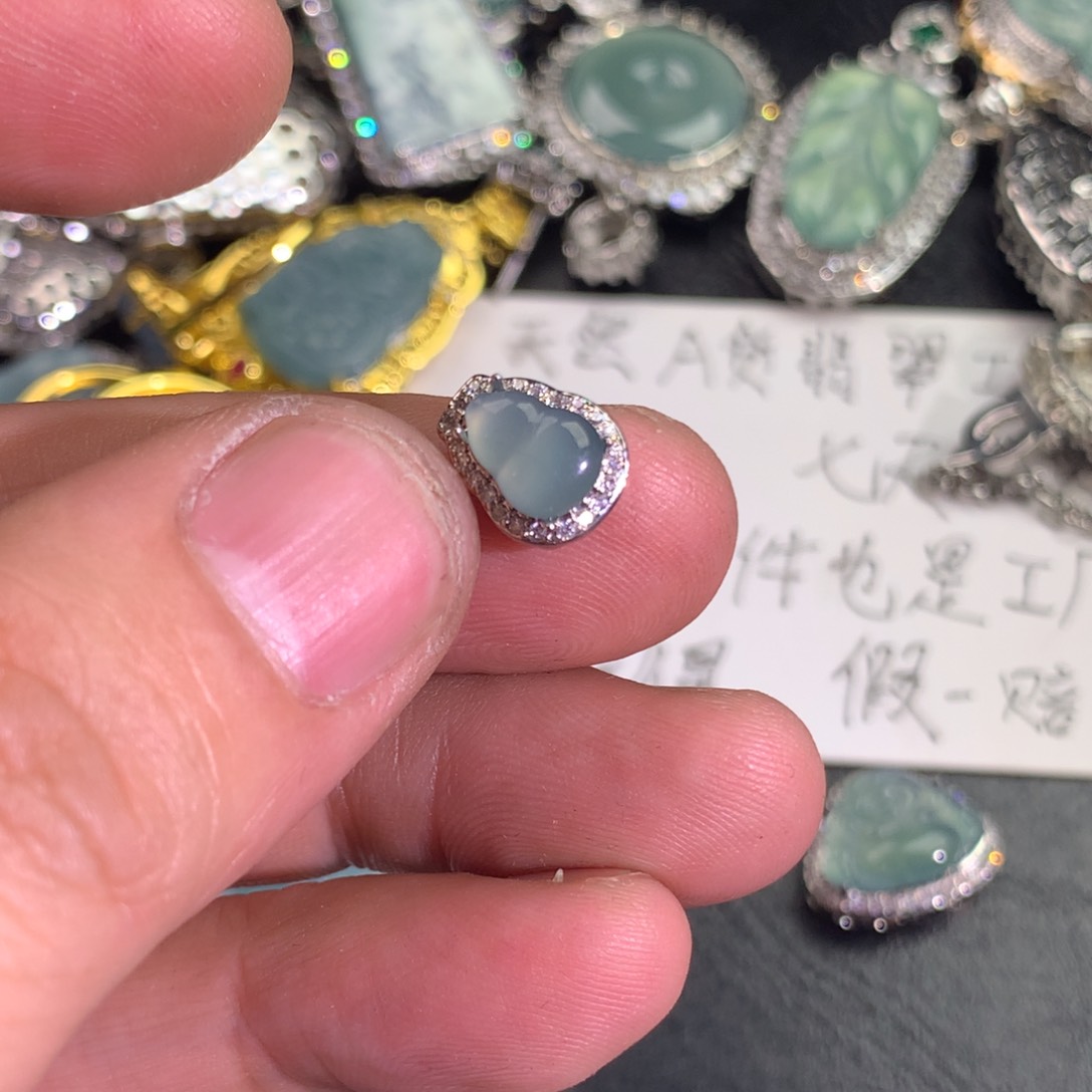 翡翠颈饰未镶嵌葫芦魔盒