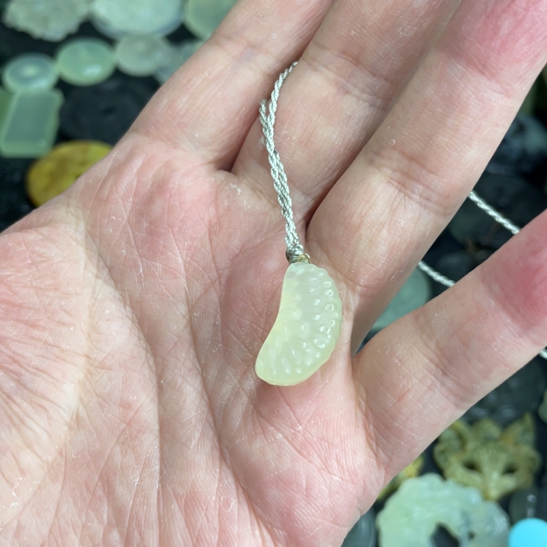 豆***沙岫玉未镶嵌颈饰橘子