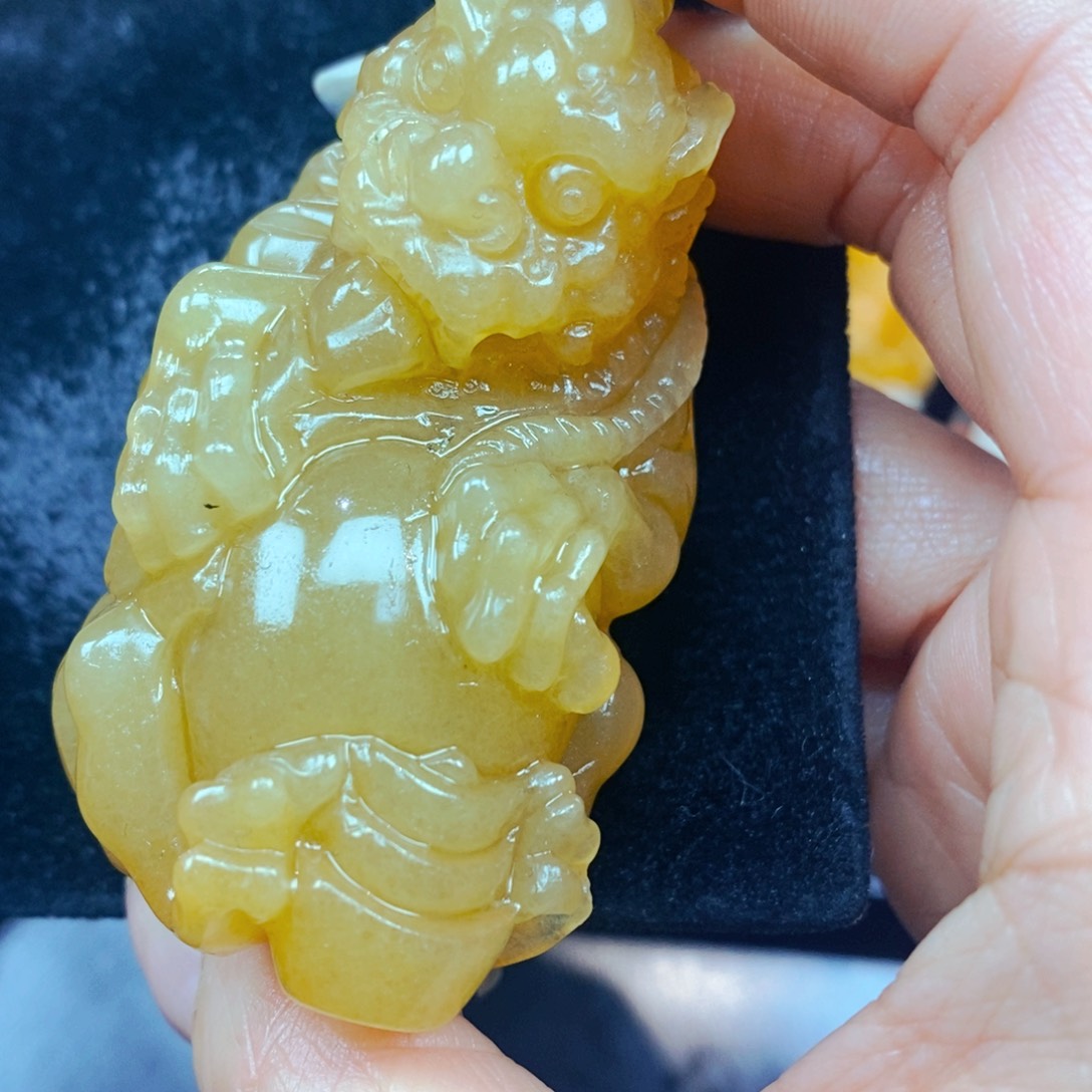 未镶嵌石英质玉（黄龙玉）颈饰