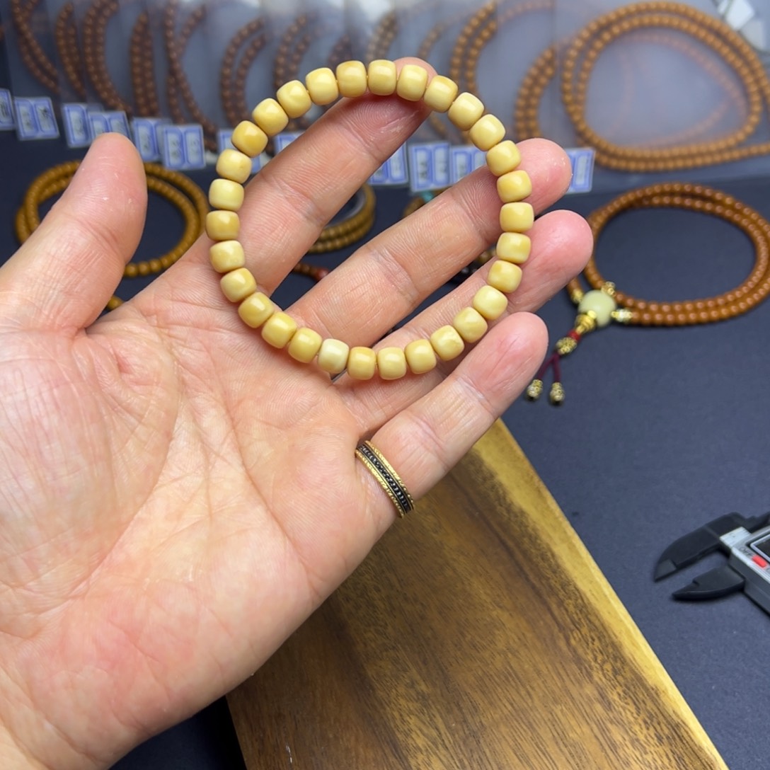 手串龙脊菩提7.8mm 黄料