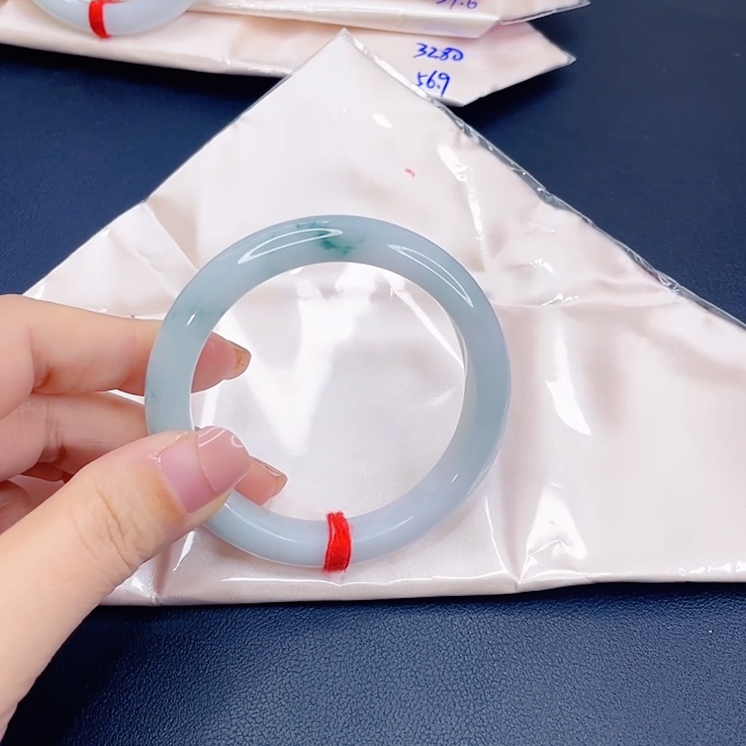 翡翠未镶嵌手镯牛奶底飘花手镯