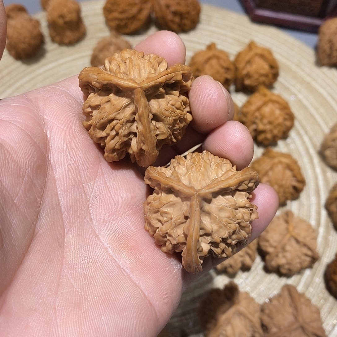金***光桃木文玩麻核桃盘山三棱