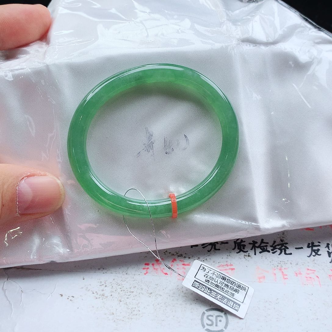 翡翠手镯未镶嵌天然翡翠手镯