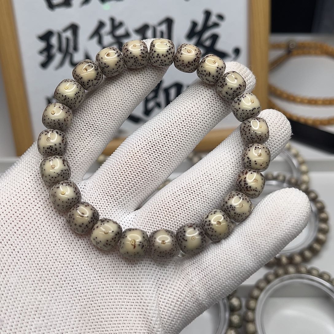 吊坠星月菩提卡10灰包白大眼睛