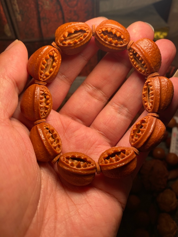 苏工核雕纯手工铁核吞噬鱼背手串，立体声十足，市场非通货