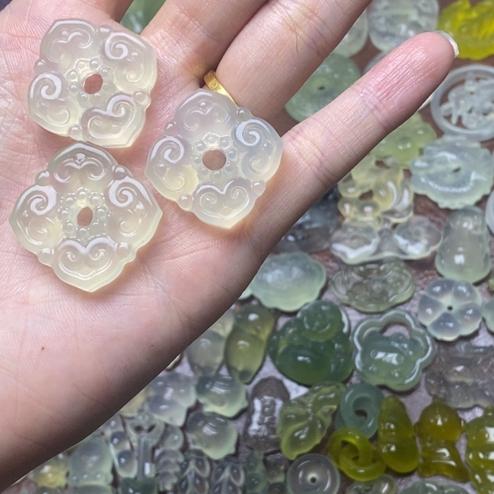 蛇纹石玉未镶嵌颈饰