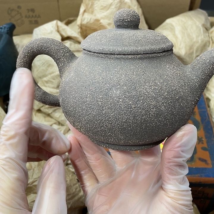 茶壶紫砂原矿泥料，手工制作的一把紫砂壶。
