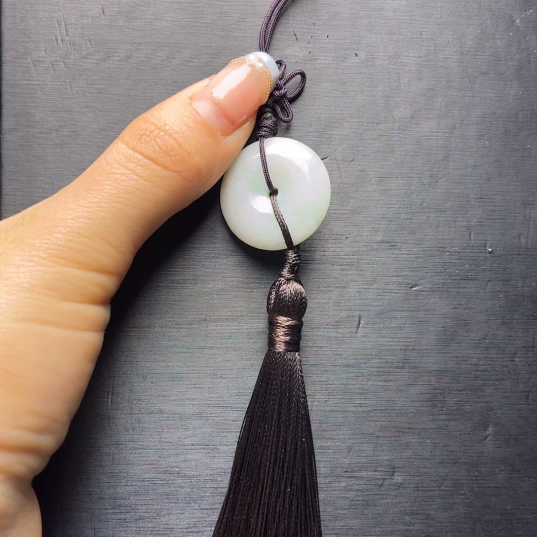 翡翠挂件未镶嵌曲****雕翡翠挂件