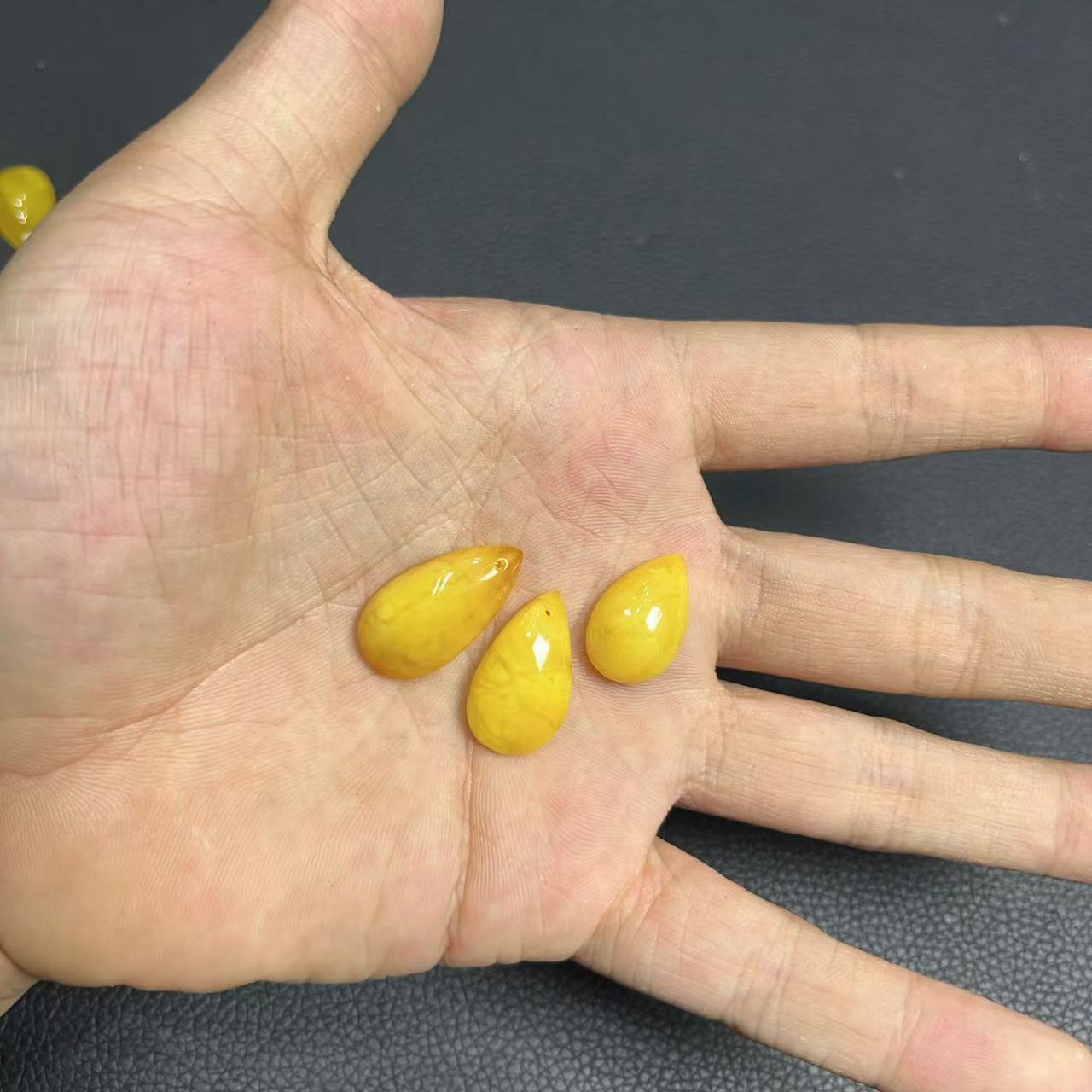 天然俄料鸡油黄蜜蜡水滴吊坠 A139—多样性发一