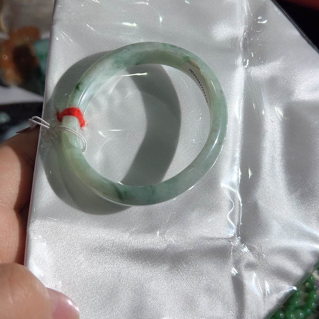 翡翠未镶嵌手镯52贵妃有纹飘绿