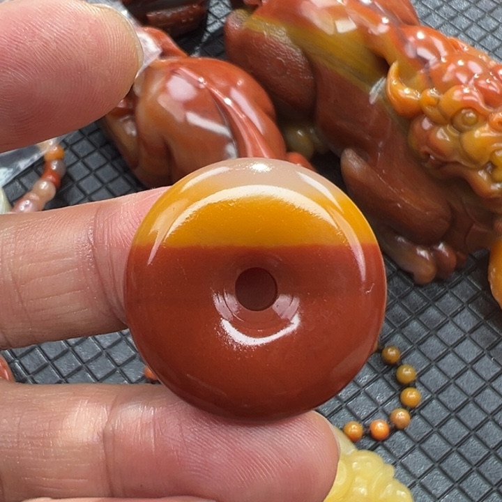石英质玉（黄龙玉）颈饰未镶嵌