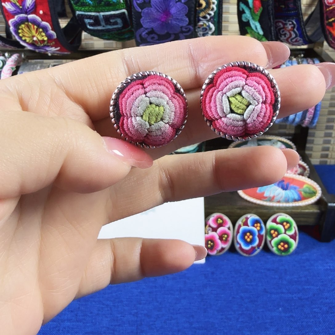 传承非遗刺绣饰品57