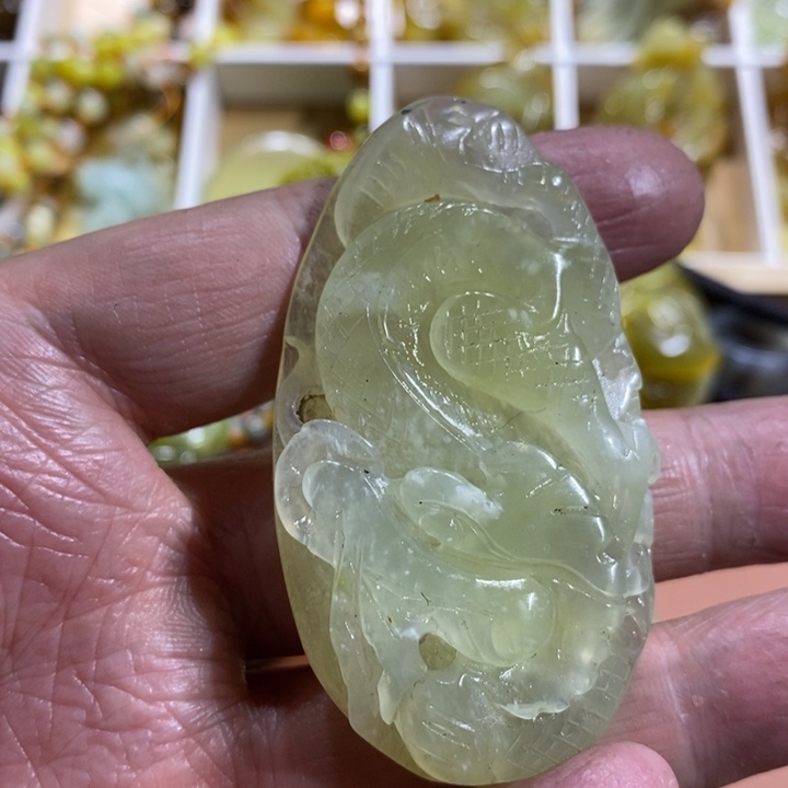 蛇纹石玉颈饰未镶嵌