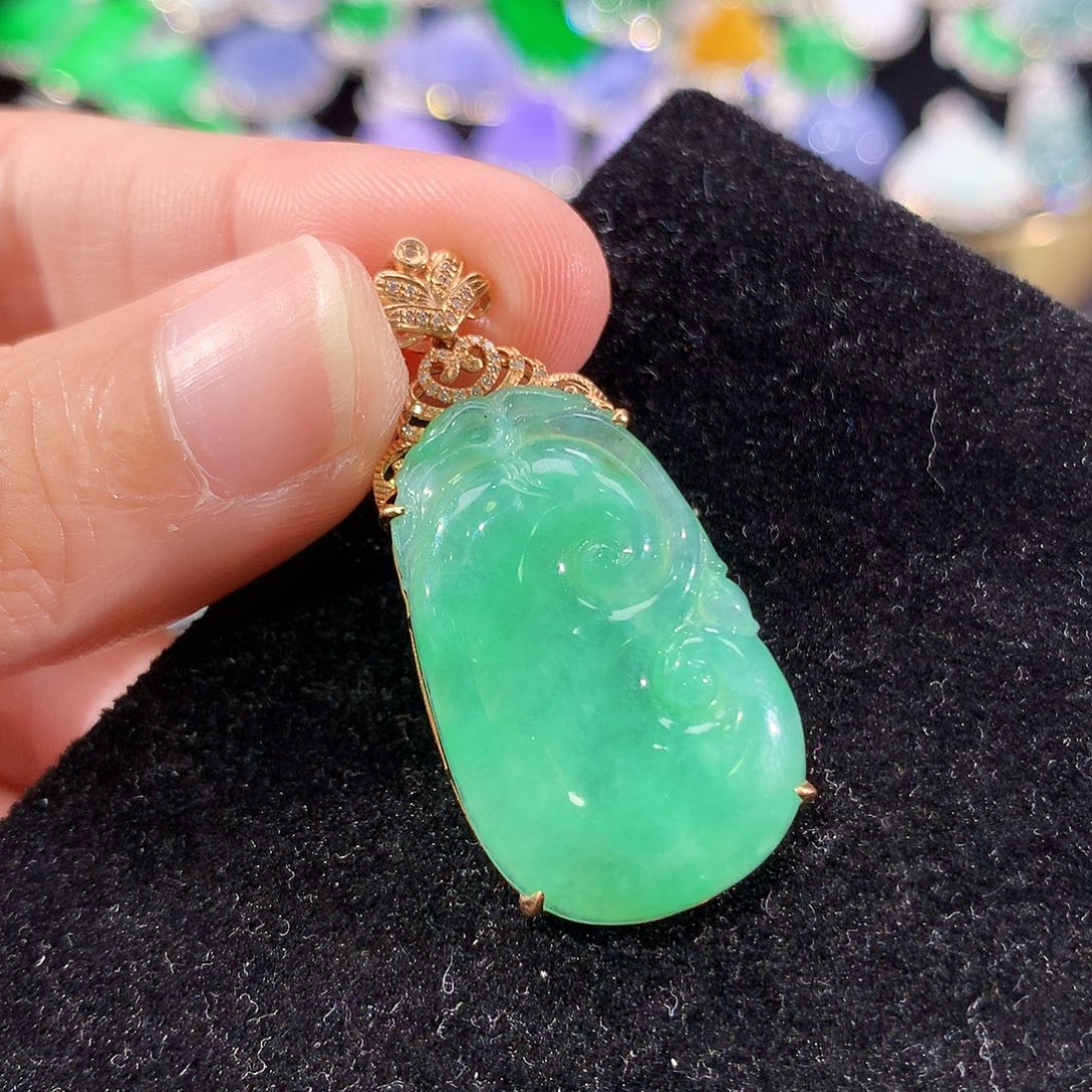 翡翠18K金镶嵌颈饰