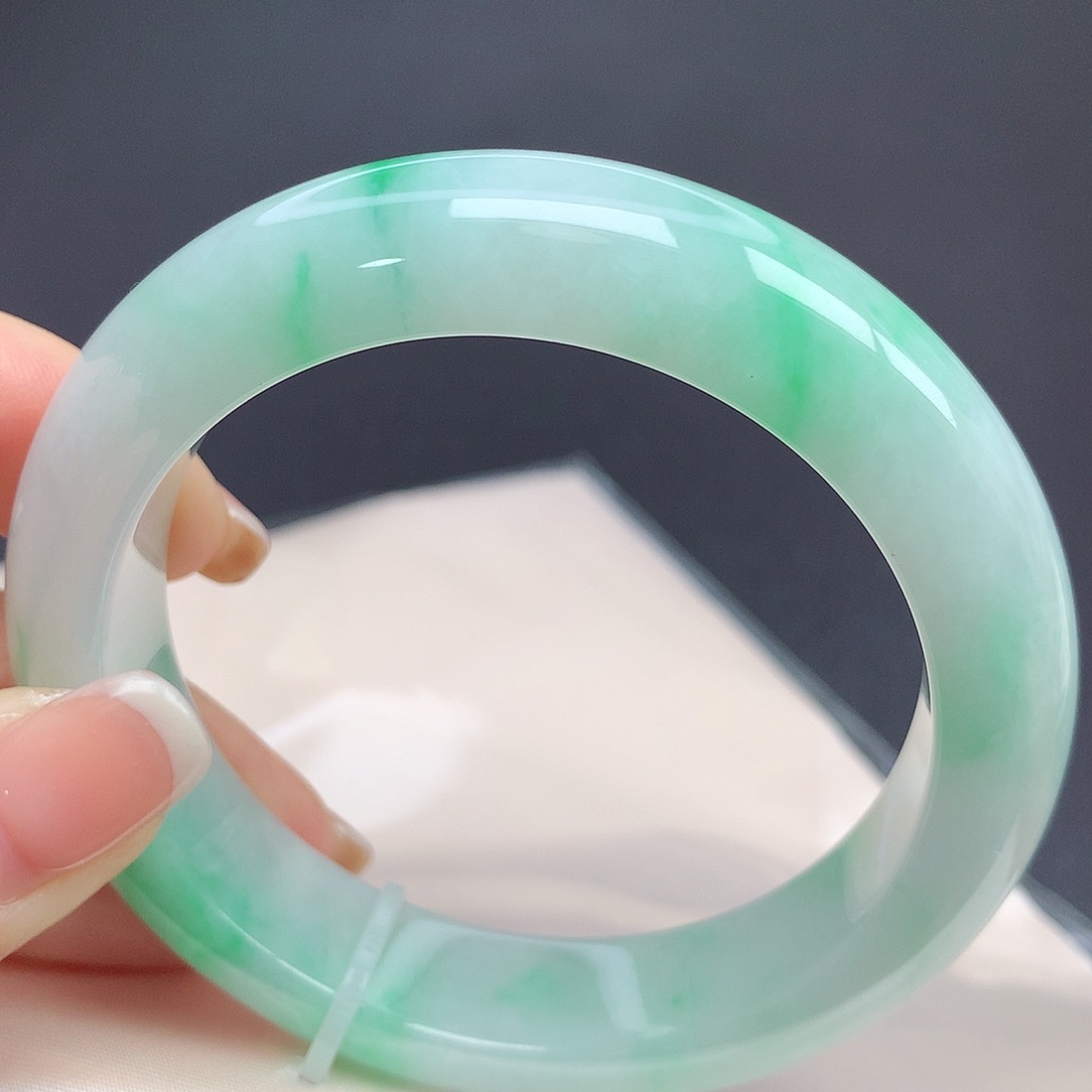 翡翠手镯未镶嵌56圈口