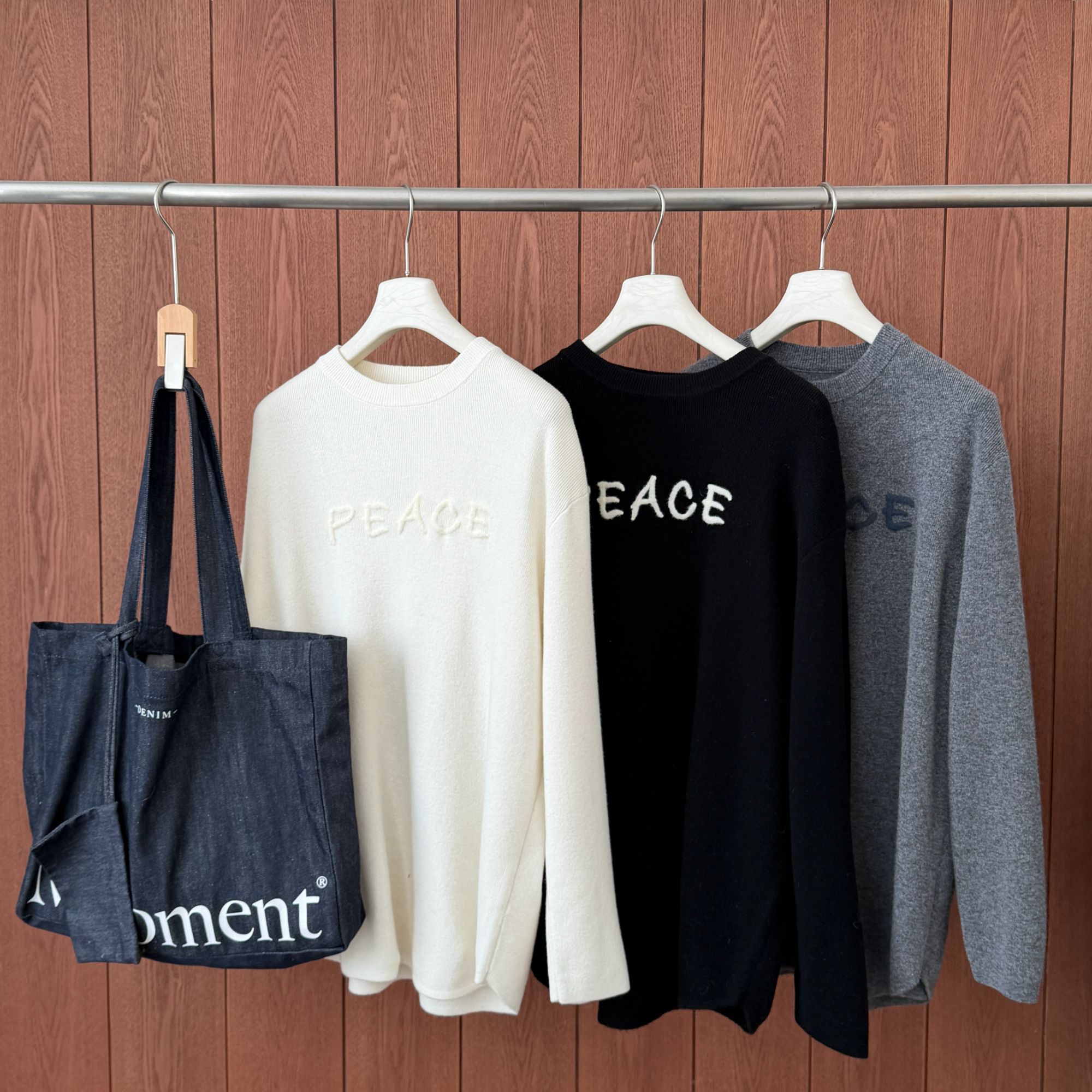 耶耶YEYE|“和平与爱字母刺绣”羊毛宽松圆领毛衣